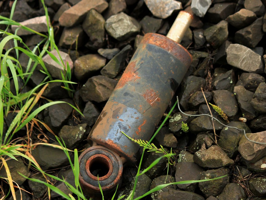 Fundsache, dieser Stodmpfer dmpft keine Ste mehr, er liegt am Gleisbettrand der KBS 480 im Schotter. Gesehen am 11.05.2013 in Aachen Rothe-Erde.
Vieleicht wei jemand wo diese Stodmpfer verbaut sind, ich glaube sie schon an den Drehgestellen von Dosto`s gesehen zu haben.