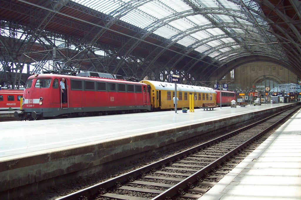 Funkmesswagen 60 80 09 24 200-9 Typ Y Bj. 1969 mit BR 110 236 &
BR 113 268 Leipzig Hbf 9.7.2010