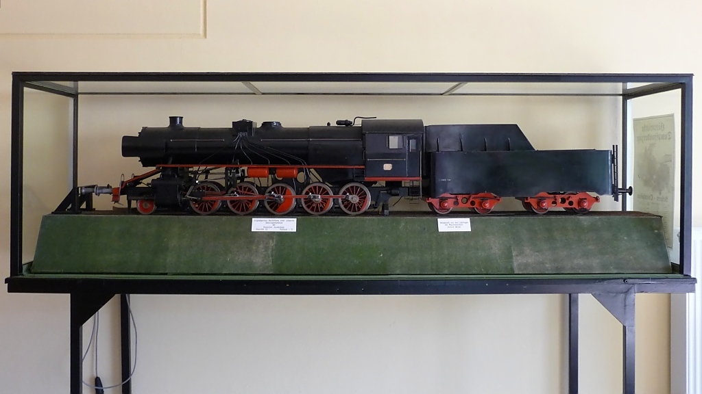 Funktions(loses)-Modell einer BR 52 der DB im Mastab 1:10 im Eingangsbereich der Schwarzwald-Modellbahn, 3.10.11