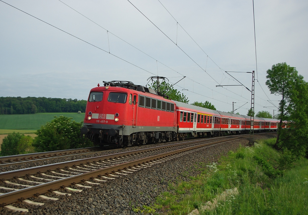 Fuballsonderzug Nr. 1 am 14.05.2011: 110 457-9 fr Werder Bremen mit DZ 2610 nach Kaiserslautern. Aufgenommen zwischen Friedland(HAN) und Eichenberg.