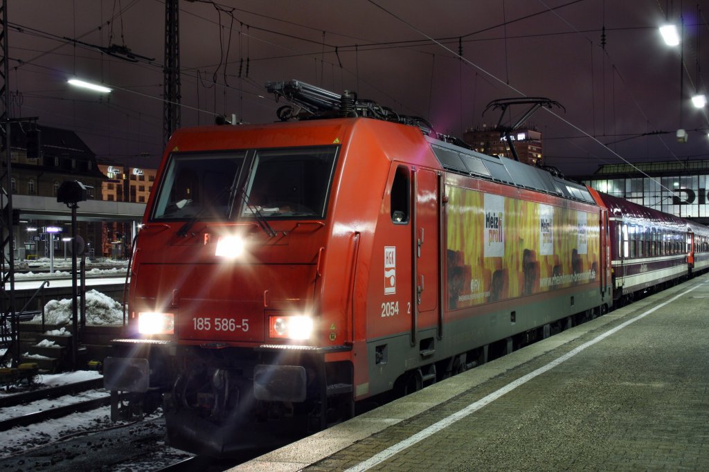 Fuballsonderzug zum BL Spiel FC Bayern - St. Pauli: 185 586-5  Heizprofi  im Mnchner Hbf am 11.12.10