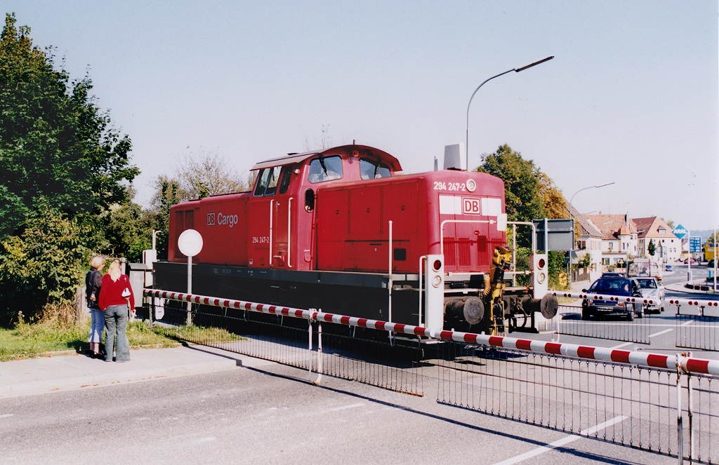 Fugnger und Autofahrer mssen warten, bis 294 247 am 13.9.02 den Bahnbergang in Rothenburg ob der Tauber berquert hat.