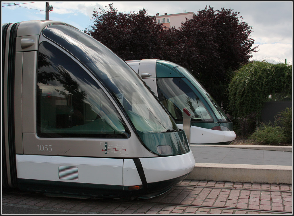 Futuristisch - 

Vergleich der Kopfformen der Euro- (vorne) und der Citadis-Tram. Aufgenommen in Lingolsheim. Eurtrams in etwas verändertem Design fahren auch in Mailand und Porto. Citadis-Trams gibt es inzwischen in sehr vielen Städten, diese spezielle Bauart mit Kleinraddrehgestellen unter den Führerhäusern allerdings nur in Straßburg. 

11.06.2011 (M)