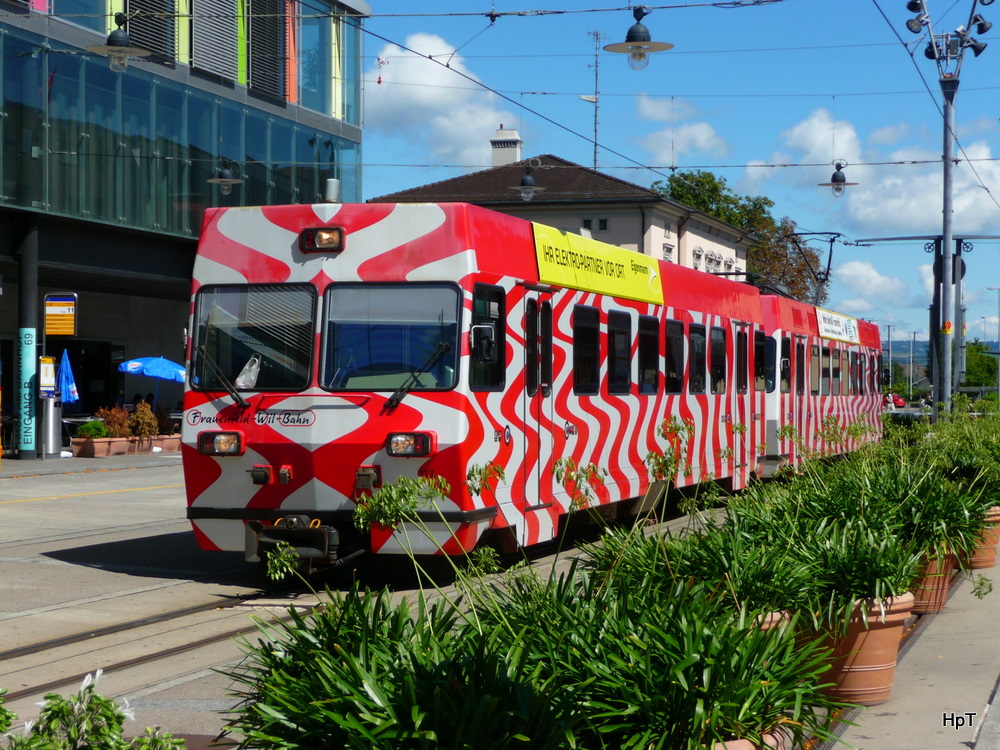 FW -  Steuerwagen Bt 113 und Triebwagen Be 4/4 11 vor dem SBB Bahnhof in der Stadt Frauenfeld am 28.08.2011