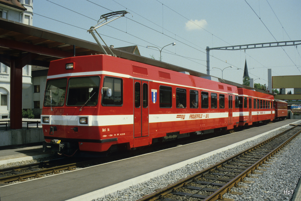 FW - Triebwagen Be 4/4 14 mit Steuerwagen Bt 114 sowi dem B 25 in Wil im Mai 1985 .. Bild an Dia  .. Bild wurden von Auserhalb des Geleisfeldes vom Parkplatz aus gemacht