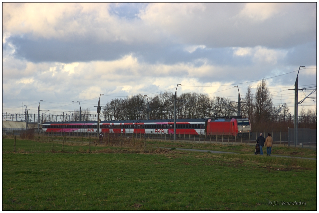 Fyra 942 (Amsterdam-Breda) mit E186 111 als Zuglok fuhr am 2. Januar 2012 auf der Hochgeschwindigkeitsstrecke Rotterdam-Breda/Antwerpen, hier beim Dorf Heerjansdam.