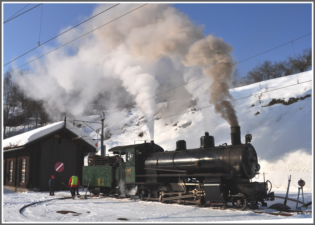 G 4/5 107  Albula  auf der Drehscheibe in Filisur. (12.02.2012)