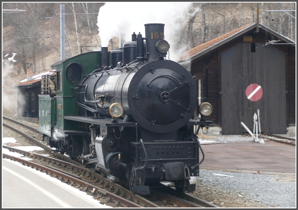 G 4/5 107  Albula  kommt der Drehscheibe schon etwas nher. (24.01.2011)