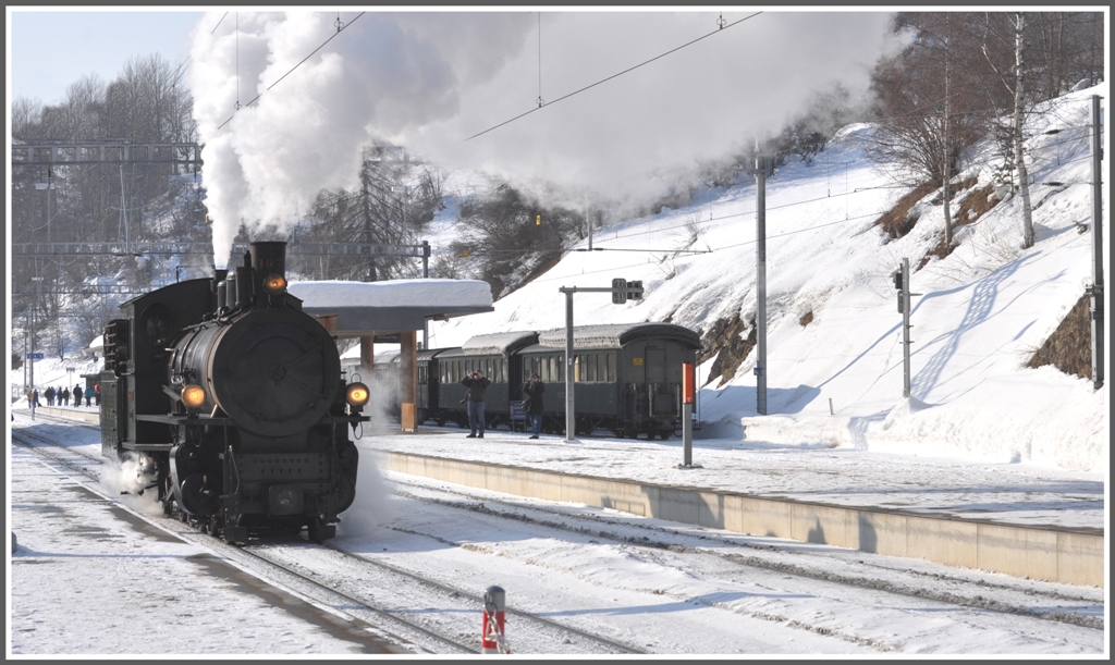G 4/5 107  Albula  muss in Filisur fr die Weiterfahrt nach Davos abgedreht werden und macht so quasi ein Schaulaufen durch den Bahnhof. (12.02.2012)
