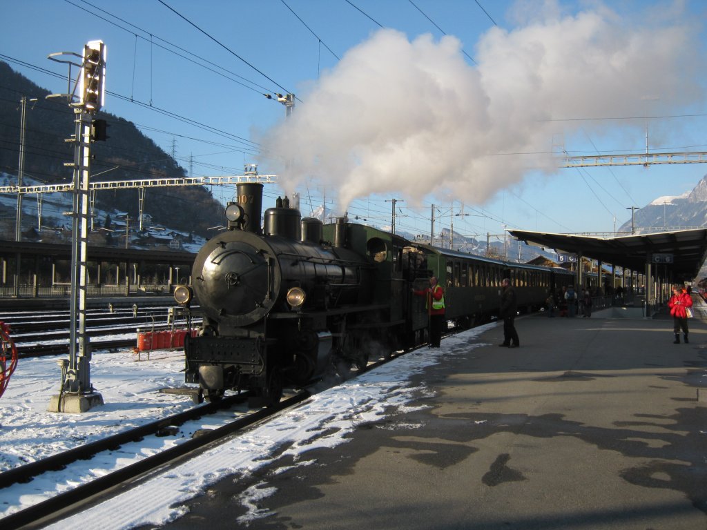 G 4/5 107 mit  Chlaus Extrazug  im Bahnhof Landquart, 04.12.2010.