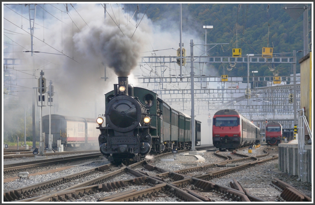 G 4/5 107 zieht mit vollem Einsatz ihren Dampfzug aus dem Bahnhof Chur. (03.10.2010 10.10Uhr)