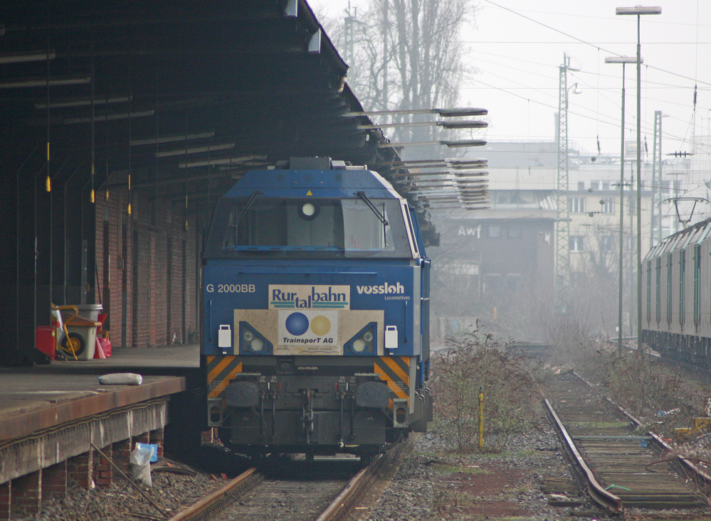 G2000BB der Rurtalbahn steht an einem leicht diesigen und verschneiten Sonntag-Vormittag abgestellt am Rande des Aachen-West Gbf's, 20.2.11

Hinweis: Fotostandpunkt Treppe am Ende der Laderampe. (Liegt in einer Kurve)

