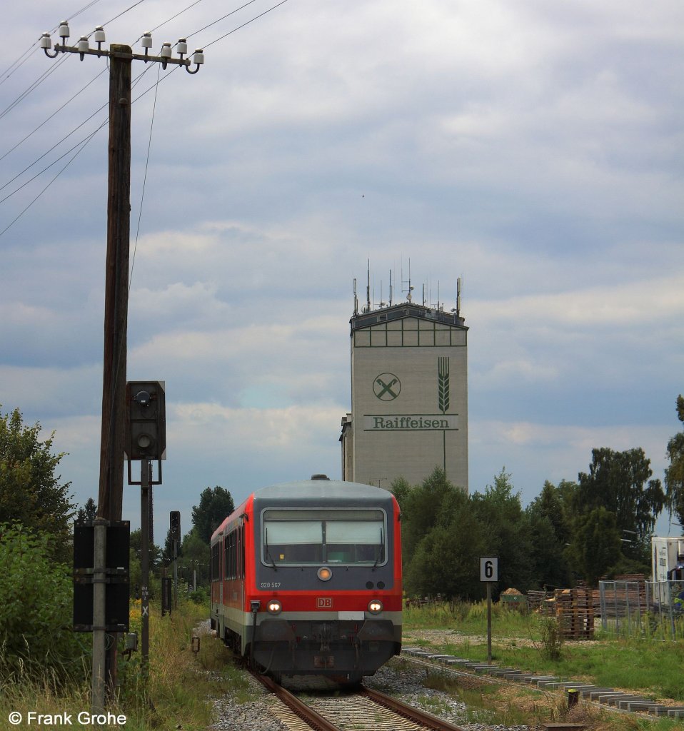 Gubodenbahn DB Regio 928 + 628 567 als RB 59722 Neufahrn - Bogen, KBS 932 Neufahrn - Bogen, fotografiert bei der Ausfahrt aus dem Bhf. Geiselhring am 11.08.2012