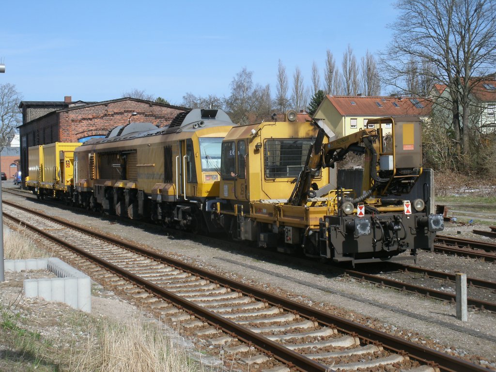 GAF,Schienenfrszug SF03 W-FFS und Materialwagen,am 25.April 2013,am Lokschuppen in Bergen/Rgen.