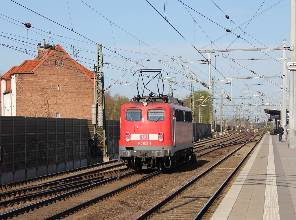 Ganz allein die alte Dame: 140 627-1 als Tfzf in Richtung Seelze. Aufgenommen am 17.04.2012 in Hannover Linden/Fischerhof.