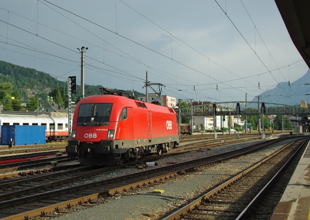 Ganz allein auf weiter Flur: 1016 032-3 bei einer Lz Fahrt im Bahnhof von Salzburg. Aufgenommen am 12.07.2010.