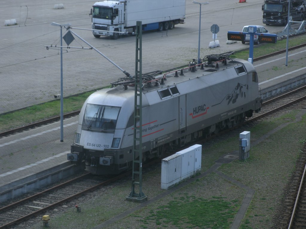 Ganz Alleine stand der fr Raildox fahrende Taurus ES64U2-102,am 12.September 2011,am Bahnsteig in Mukran.Die Aufnahme entstand von der dortigen Fussgngerbrcke aus.