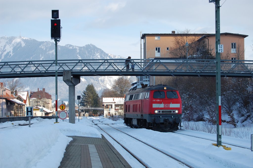 Ganz begeistert begutachtet ein kleines Kind am 20.2.2010 zusammen mit seiner Mutter im Immenstdter Bahnhof die 218 456-2 beim Umsetzen. Mit diesem Bild beende ich nun meine Bilderserie aus Immenstadt und gre nochmals recht herzlich den Tf dieser Lok. Vielen Dank fr den schnen Pfiff bei der Abfahrt.