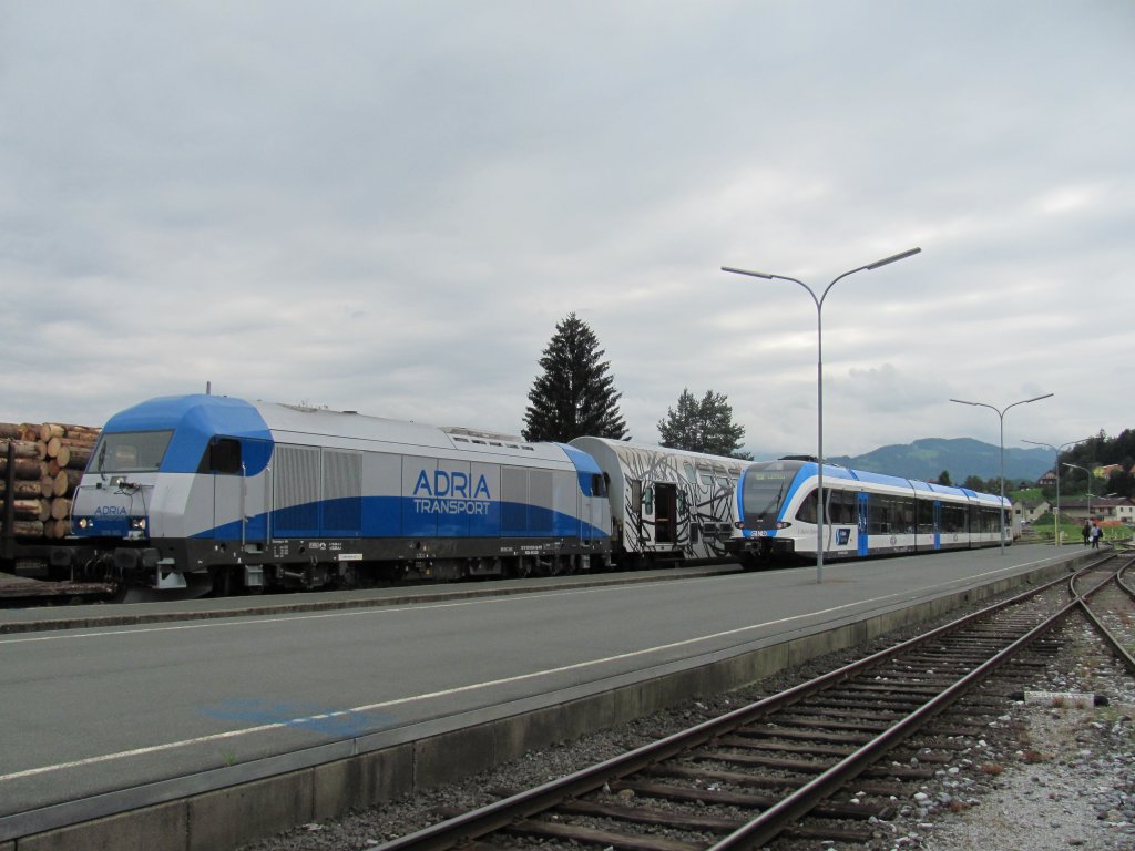 Ganz in Blau war der Bahnhof Wies Eibiswald am Nachmittag des 15.7.2011.
Neben 5063.08 der soeben mit Zug R8565 ankam , wartet 2016.920 auf die Abfahrt als R4382.