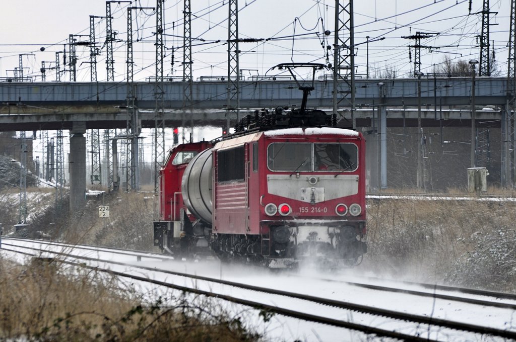 ganz entspannt lt sich 155 214 von 298 313 von Stralsund nach Mukran ziehen am 09.12.2010