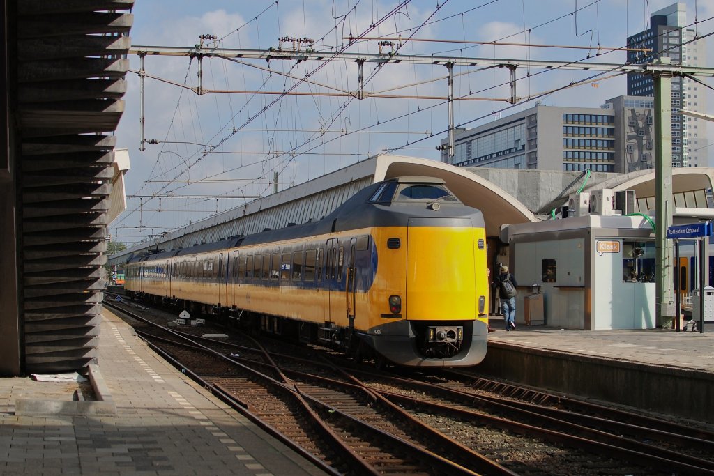 Ganz frisch lackiert ist diese Koploper 4206, mit IC nach Leeuwarden, hier bei bereitstellung in Rotterdam CS am 05.10 2010.