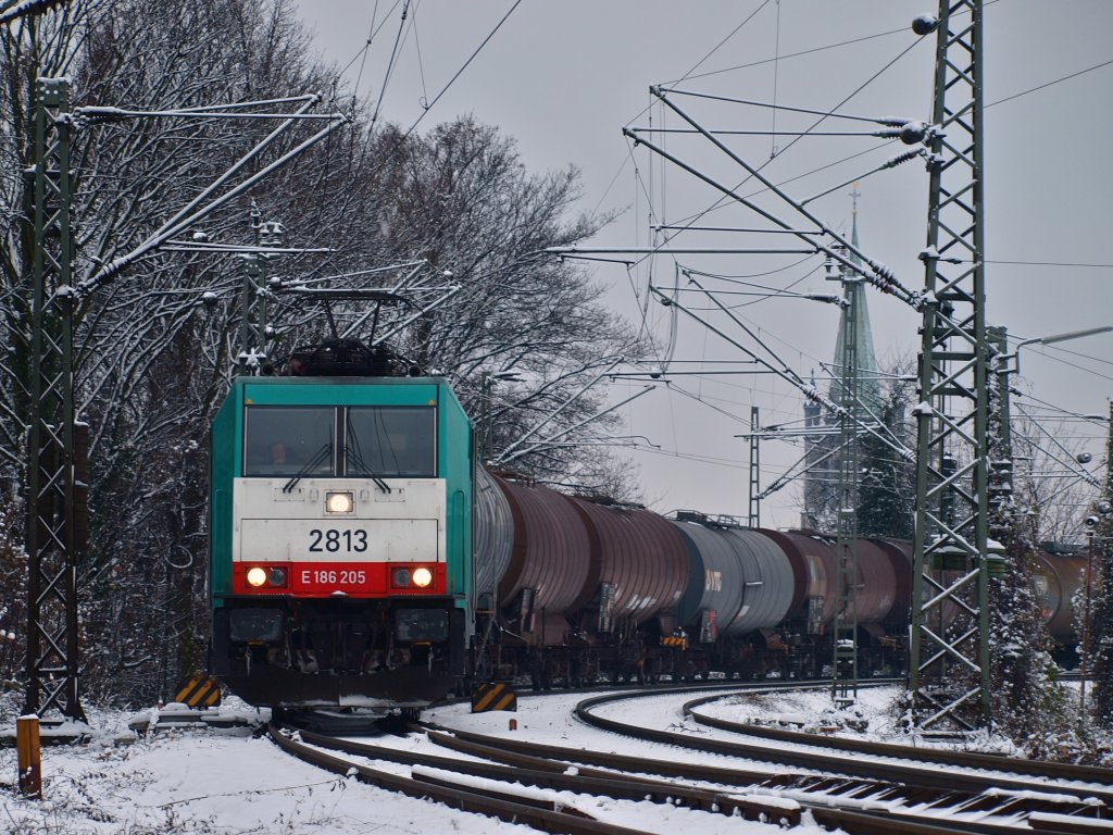 Ganz langsam kommt am 30.11.2010 Cobra 186 205 mit einem Kesselzug die letzten Meter der Montzenroute von Belgien nach Aachen West.