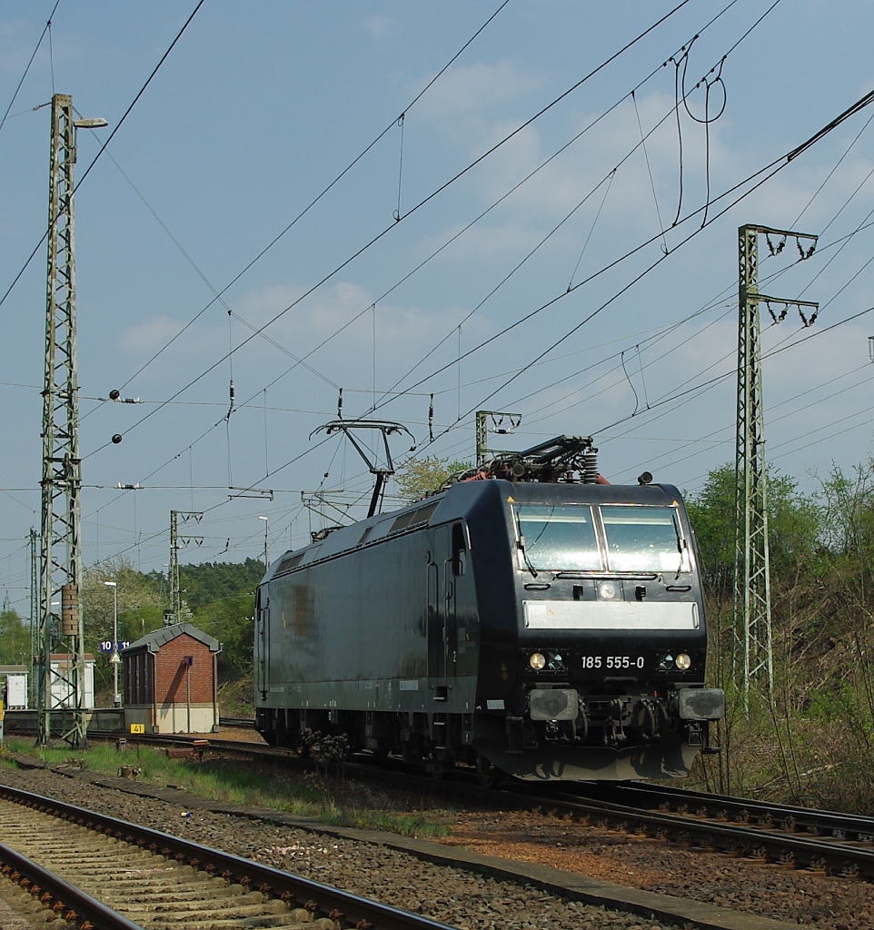Ganz neu und glnzend kam am 21.04.2011 die 185 555-0 aus Richtung Osten nach Eichenberg eingefahren.