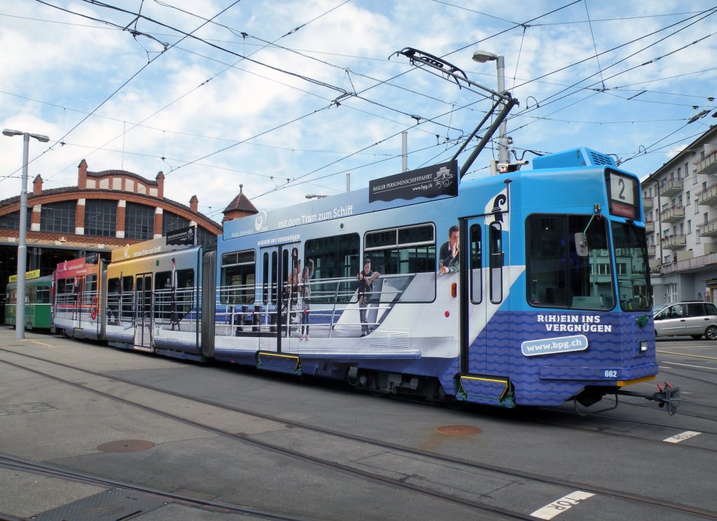 Ganz neuer Werbewagen. Der Be 4/6S hat die Werbung fr BOMBERG Uhren verloren und wirbt neu fr die Basler Personenschifffahrt. Die Aufnahme entstand am 08.05.2013 kurz nach der Fertigstellung,als der Wagen den Fotografen auf dem Hof des Depots Wiesenplatz vorgestellt wurde.