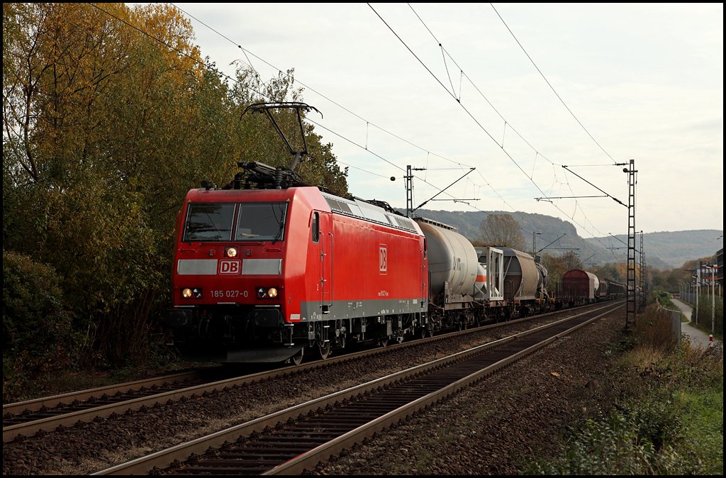 Ganz sauber war 185 027 (9180 6185 027-0 D-DB) am 24.10.2009 bei Bonn-Oberkassel unterwegs. 
