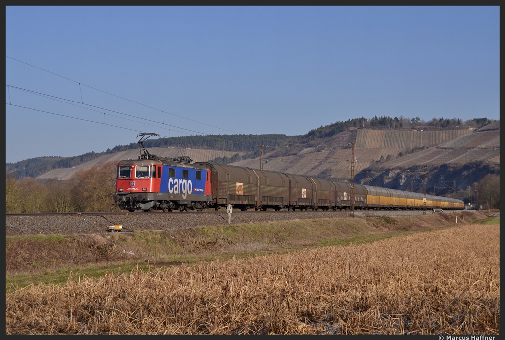 Ganz schn erstaunt sah ich als 421 376-5 der SBB mit ihren ARS Altmann Autozug im Maintal bei Himmelstadt um die Ecke gebogen kam...
Aufnahmedatum: 5. Mrz 2013
