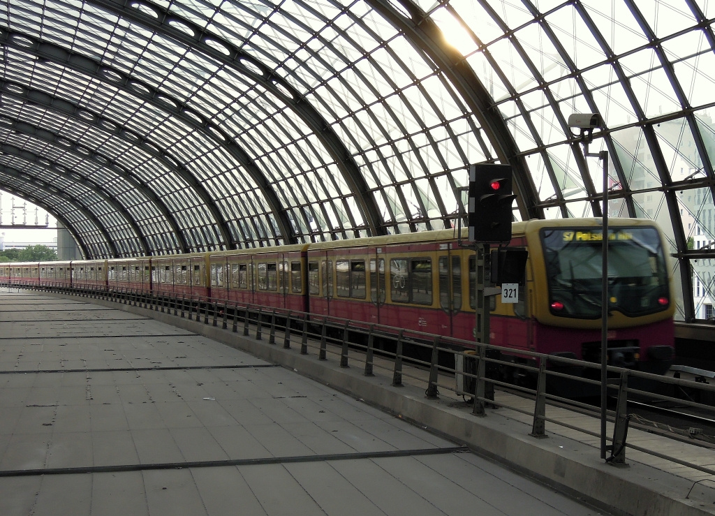 Ganz schn lang: Ausfahrt eines Zuges Richtung Potsdam im Berliner Hauptbahnhof, 21.8.2012 