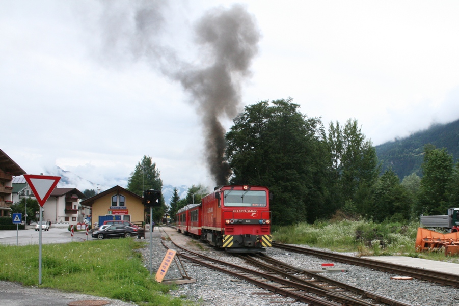 Ganz schn viel Dampf macht Lok 15 bei der Ausfahrt aus Kaltenbach-Stumm. Aufgenommen am 28. Juni 2009