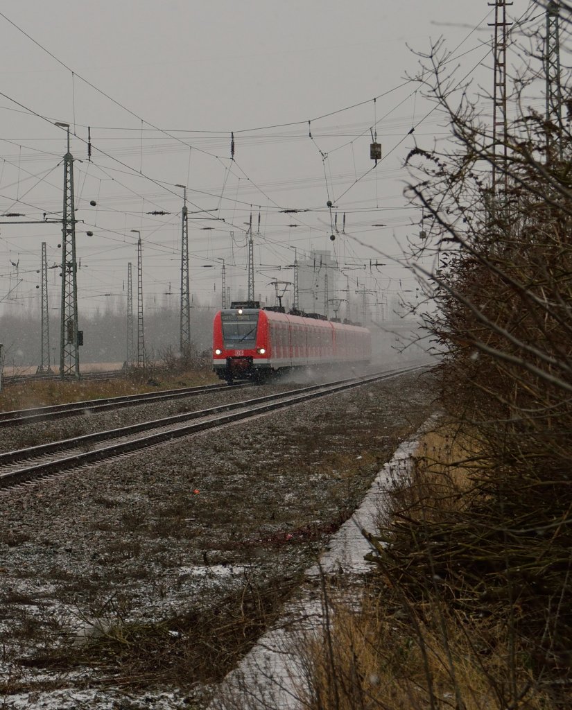 Ganz schn Wirbel macht hier in Nievenheim der 423 297 bei der Anfahrt an den Bahnsteig.....es ist ein S11 Zug nach Dsseldorf-Flughafen. Samstag 23.2.2013