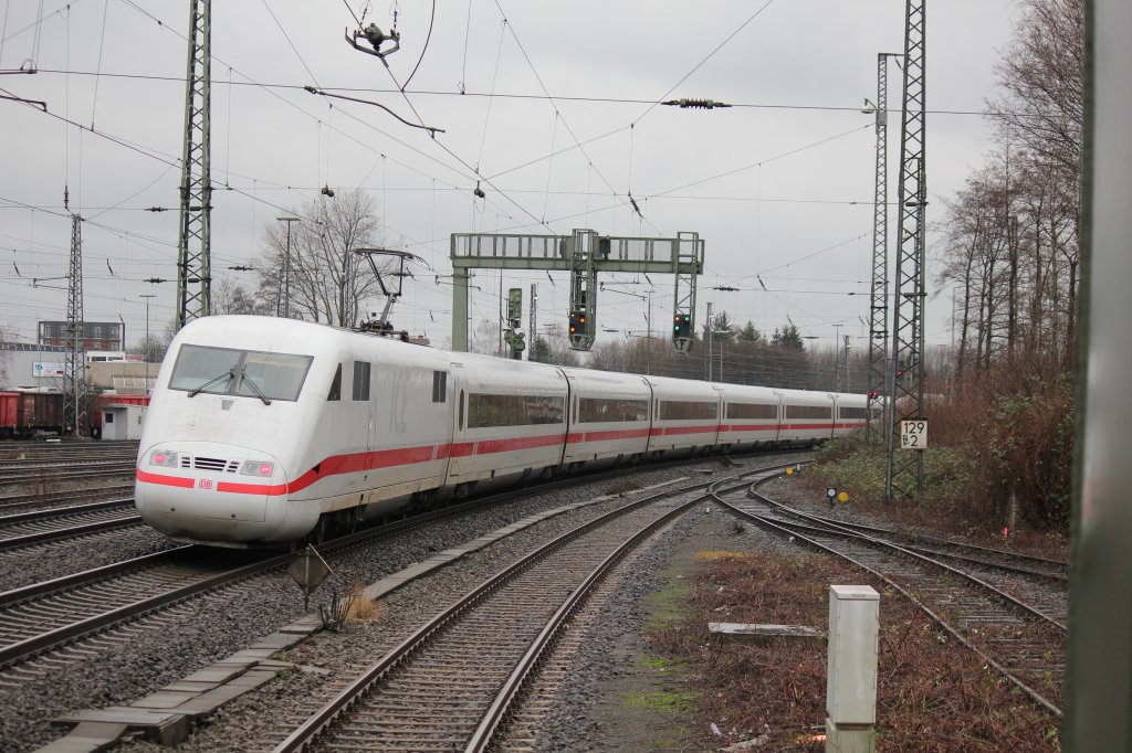 Ganz seltene Sichtung in Paderborn auf der KBS430 ein ICE 1 am Vormittag des 0701/2012