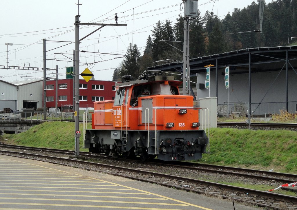 Ganz so weltbewegend ist die Aufgabe der in Langnau stationierten Eea (?) 3/3 135 nicht. Sie strkt/schwcht nur jeweils werktags ein ABt/B-Modul einer S-Bahn und heizt dieses auch auf. (05.11.12)