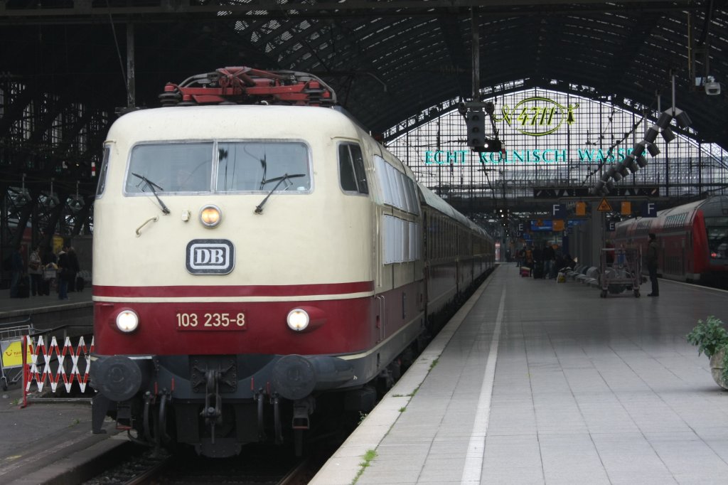 Ganz berraschend kam am 14.10.2010 die 103 235-8 ohne Halt durch den Klner Hbf nach Kln Bbf.