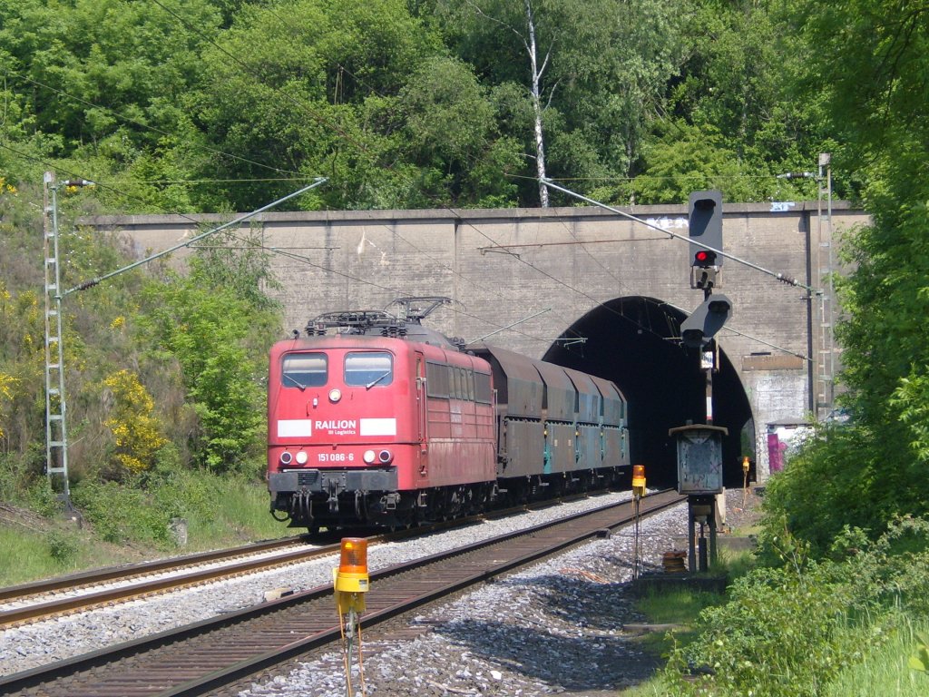 Ganz �berraschend kam die orientrote 151 086-6 beim Nirmer Tunnel am 03.06.2010 vorbei.