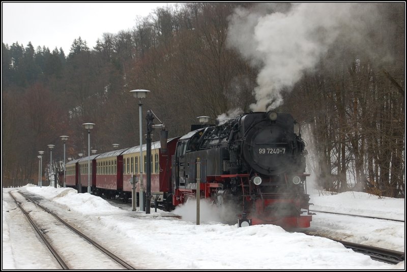 Ganz verlassen stand Dampflok 99 7240-7 der Harzer Schmalspurbahnen am 23. Februar 2010 um 12.00 Uhr mit einigen Waggons im Bahnhof Alexisbad; sogar ein 'Schienencabrio' war eingereiht! Es handelte meiner Meinung nach bei diesem Zug nicht um einen Regelzug, aber ich habe keine Ahnung, was dieser Zug im Selketal gemacht hat.