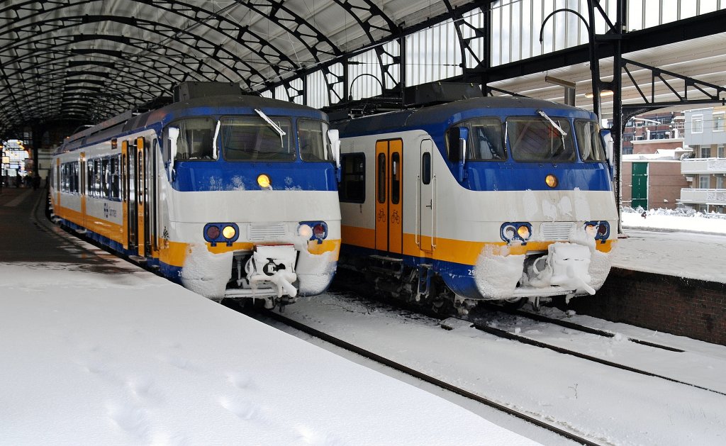 Ganz verschneit fhrt heute von spur 4 die Regional nach Leiden und von spur 5 die Regional nach Uitgeest mit Sprinter am 17. 12 2010 in Haarlem Hbf.