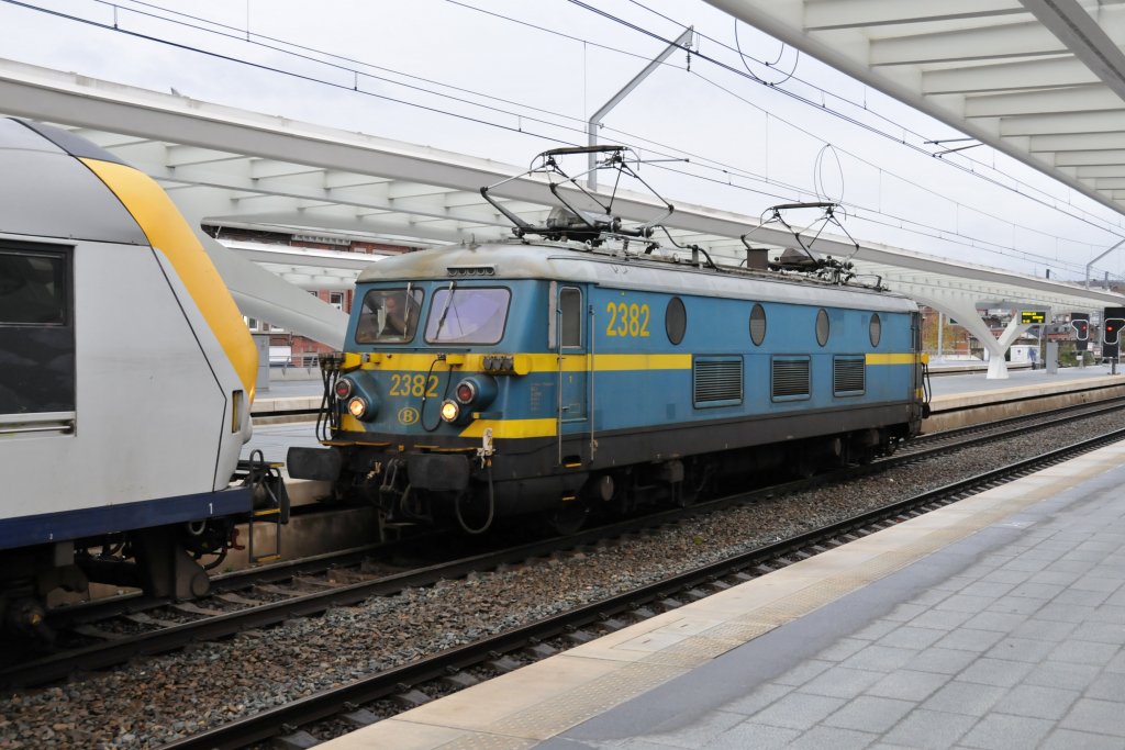 Ganz vorsichtig n�hert sich 2382 dem IC A Eupen - Oostende, um ihm dann in der Rampe nach Ans hinauf Schubhilfe zu geben. Diese Lok ist extra zu diesem Zweck mit breiteren Puffern ausgestattet worden. Aufgenommen am 14/11/2010 im Bhf Li�ge-Guillemins. 