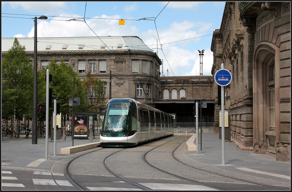 Gare Centrale oben - 

Seit 27.11.2010 wird der Straßburger Hauptbahnhof von der Straßenbahn auch oben angefahren. Eigentlich war dieser Streckenabschnitt für einen geplante Tram-Train vorgesehen, doch dessen Einführung ist auf unbestimmte Zeit verschoben. Über einen alten Poststraßenbahntunnel (Einfahrt im Hintergrund) sollte auf die Eisenbahnstrecke in Richtung Molsheim übergeganen werden. Die Tram-Train-Line F wäre auf den Gleisen der Linien B und C durch die Innenstadt gefahren, dann weiter bis zur Haltestelle Observatorie und von dort auf einem neuen Abzweig mit einer Haltestelle geendet. Auch dieser kurze Abzweig wurde gebaut. Aus dem Tram-Train wurde vorläufig nicht und so wurden die kurzen neuen Stadtstrecken für eine Umstrukturierung der Linien genutzt. Heute endet die Linie C am Gare Central statt in Elsau und eine neu Linie F fährt von Elsau zu dem zweiten neu gebauten Abzweig zur Station Place d'Islande. 

11.06.2011 (M)