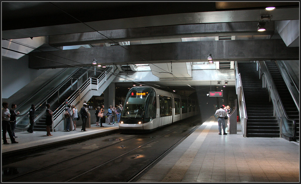 Gare Centrale unten - 

Das größtes Kunstbauwerk der Straßburger Straßenbahn ist der Tunnel unter dem Gare Centrale. Dieser ging am 24.11.1994 zusammen mit der ersten Linie in Betrieb. Obwohl sehr tief gelegen, fällt doch Tageslicht in die Station. 

11.06.2011 (M)
