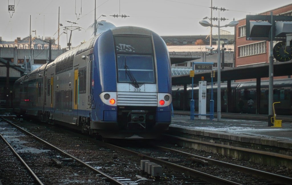 Gare de Lille Flandres SNCF mit Triebwagen 332 der Region  Nord pas de Calais . (3.1.10)