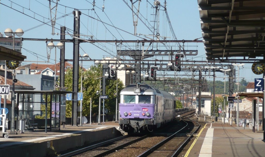 Gare de Nmes SNCF (bei noch ganz anderen Temperaturen;)) (5.08.09):
Ausfahrt eines Personenzuges gen Norden. Hinten durfte die 567 528  en voyage  als Schublok ihren Dienst leisten. Da der Zug den Bf so gut wie verlassen hat, ist das Signal wieder auf Carr C rbergesprungen.
BB 67000 | 67200 | 67300 | 67400.