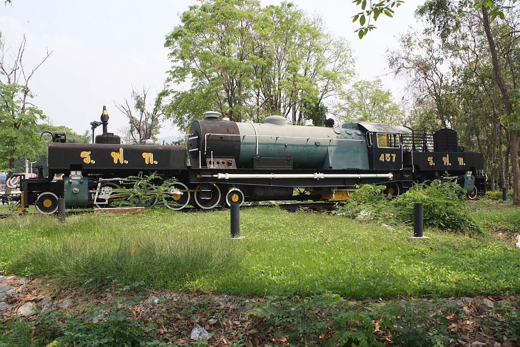 Garratt 457 (1'D1'-h2 + 1'D1'-h2, Henschel, Bauj. 1936, Fab.Nr. 23109) am 13.Mrz 2011, aufgestellt an der Zufahrt zum Bf. Kanchanaburi.