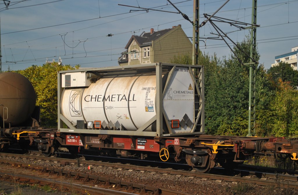 Gasbehlter in einen Containerzug, in Lehrte am 08.10.2010.