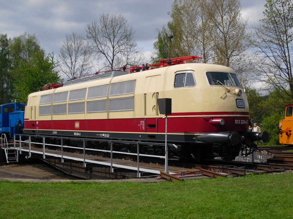 Gastlok 103 224-2 psentierte sich am 16.05.10 auf der Drehscheibe zum BW Fest in Schwarzenberg.