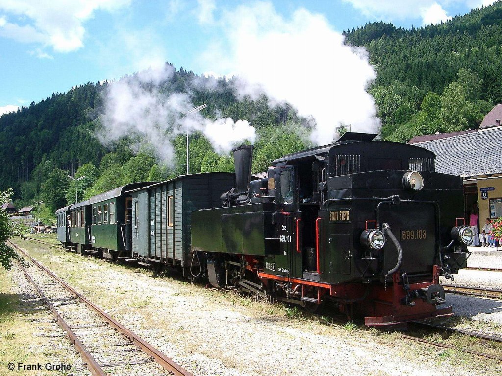 Gastspiel der GEG 699.103   Stadt Steyr   auf der Ybbstalbahn Bergstrecke ( 760 mm ) anlsslich Jubilum 110 Jahre Ybbstalbahn, fotografiert bei der Ausfahrt Lunz am See nach Kienberg-Gaming am 16.07.2006 --> Die Lok wurde 1944 fr die Deutsche Heeresfeldbahn von Franco-Belge (Frankreich) mit der Fabriknr. HF 2821 gebaut. Seit 1984 gehrt sie der GEG und kam 2009 zur Steyrtalbahn nach Grnburg zurck, wo sie bereits zwischen 1972 und 1982 im Gterzugdienst gearbeitet hat. Derzeit ist sie wegen eines Zylinderschadens nicht betriebsfhig 