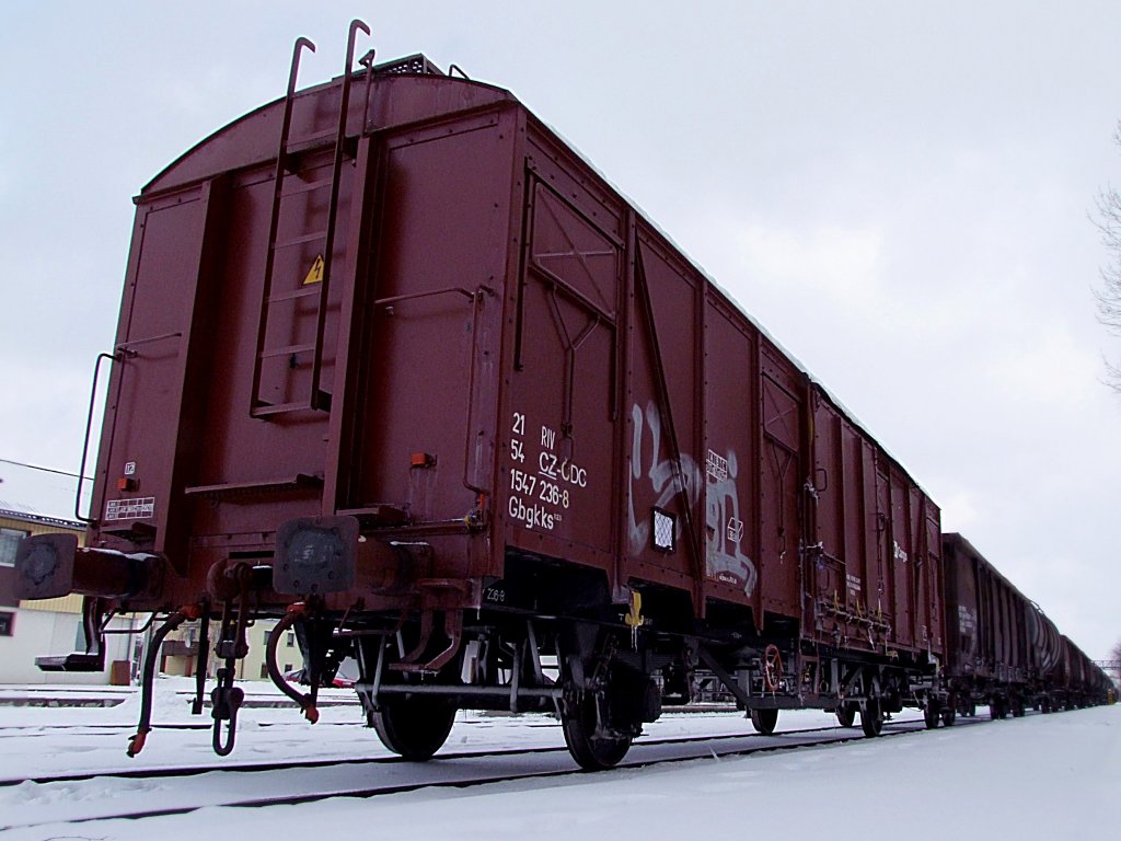 Gbgkks(21541547236-8)ist mit einer Ladung Stahlfsser am Bhf. Ried i.I. eingetroffen;100130