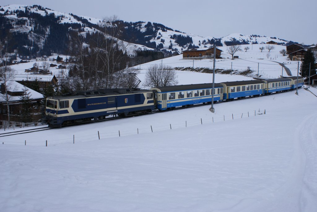 GDe 4/4 6001 fhrt am 16.1.10 mit einem Regionalzug von Gruben Richtung Gstaad.